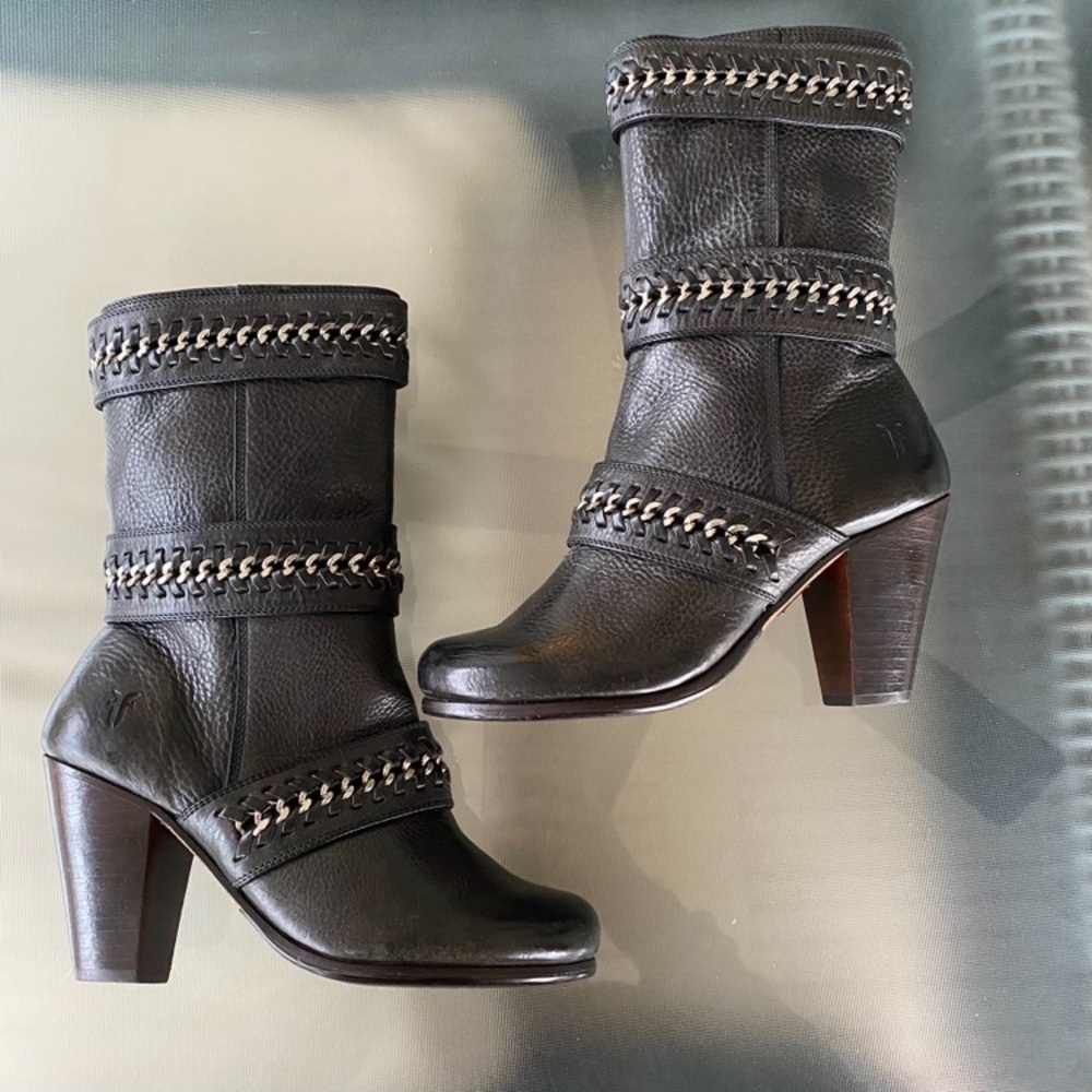 FRYE ‘One of a kind’ Cool Black Leather Boots. Mid Calf height, 3 zippers RARE